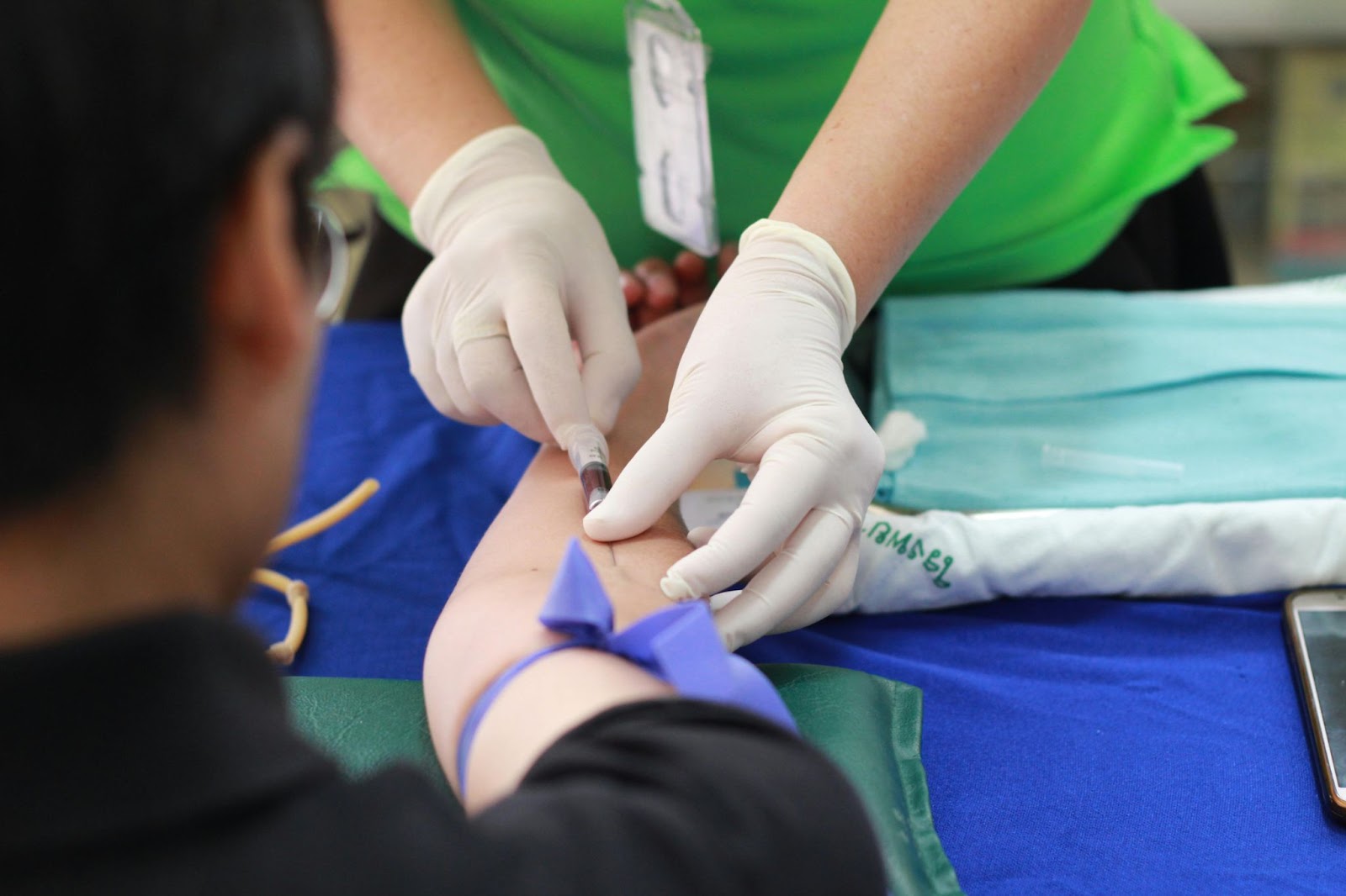 phlebotomist doing a blood draw 